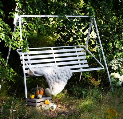 Suvisaari keinu, valkoinen